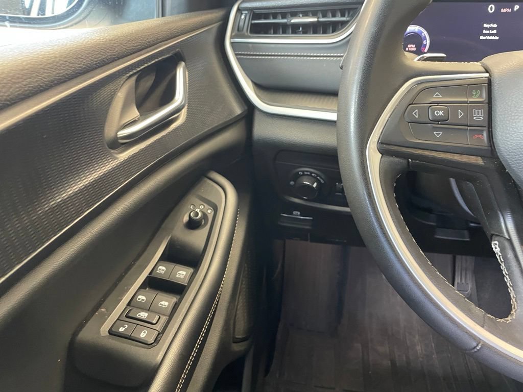Used 2024 Jeep Grand Cherokee L Laredo RWD image 12