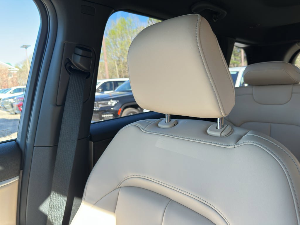 New 2026 Jeep Grand Cherokee Limited w/ Limited Altitude Package image 21