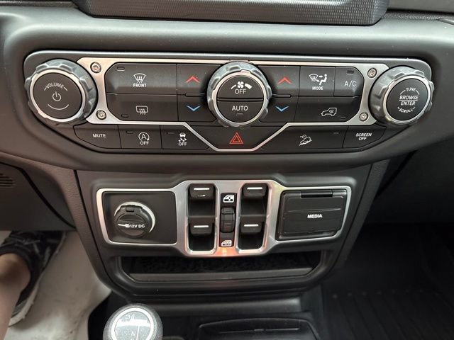 Used 2018 Jeep Wrangler Unlimited Sahara AWD/4WD image 16