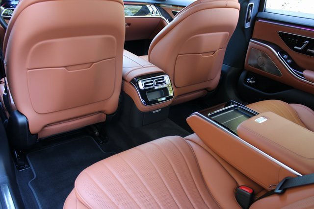 Used 2022 Mercedes-Benz S 500 4MATIC w/ 3D Technology Package image 10