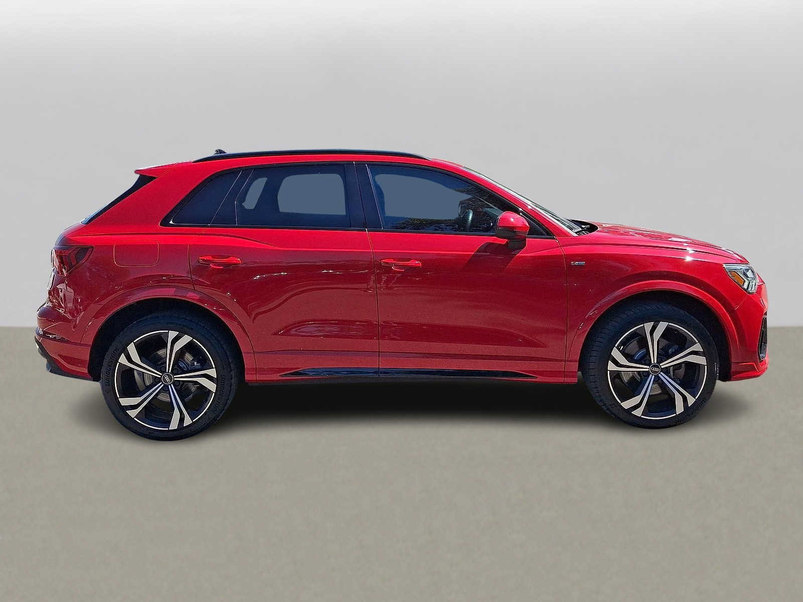 Used 2024 Audi Q3 2.0T Premium Plus w/ Premium Plus Package AWD/4WD image 32