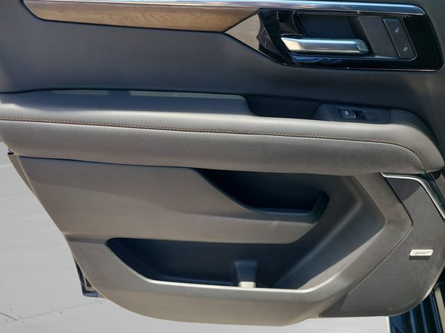 Used 2025 Chevrolet Suburban High Country AWD/4WD image 19