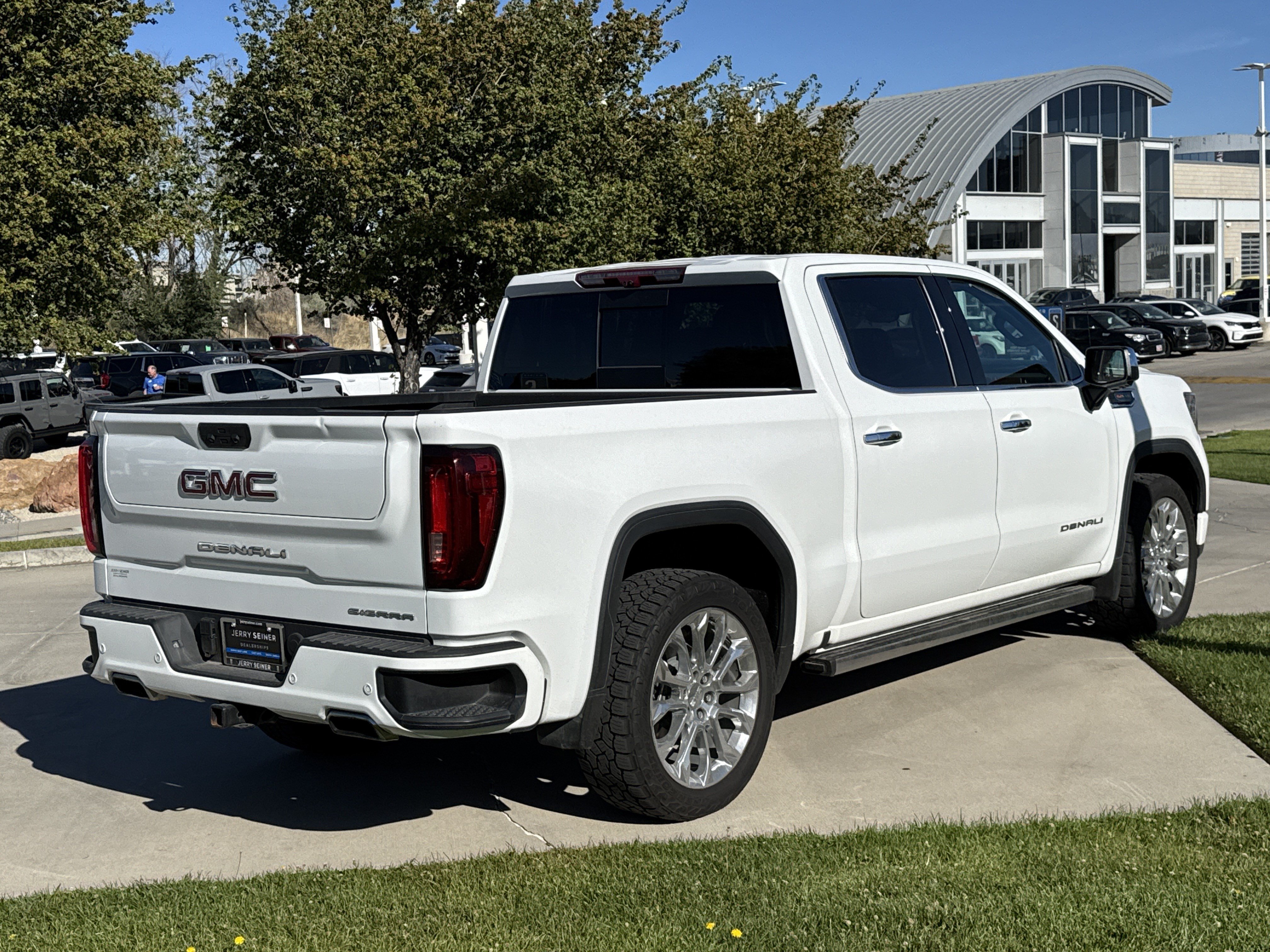 Used 2023 GMC Sierra 1500 Denali w/ Technology Package AWD/4WD image 5