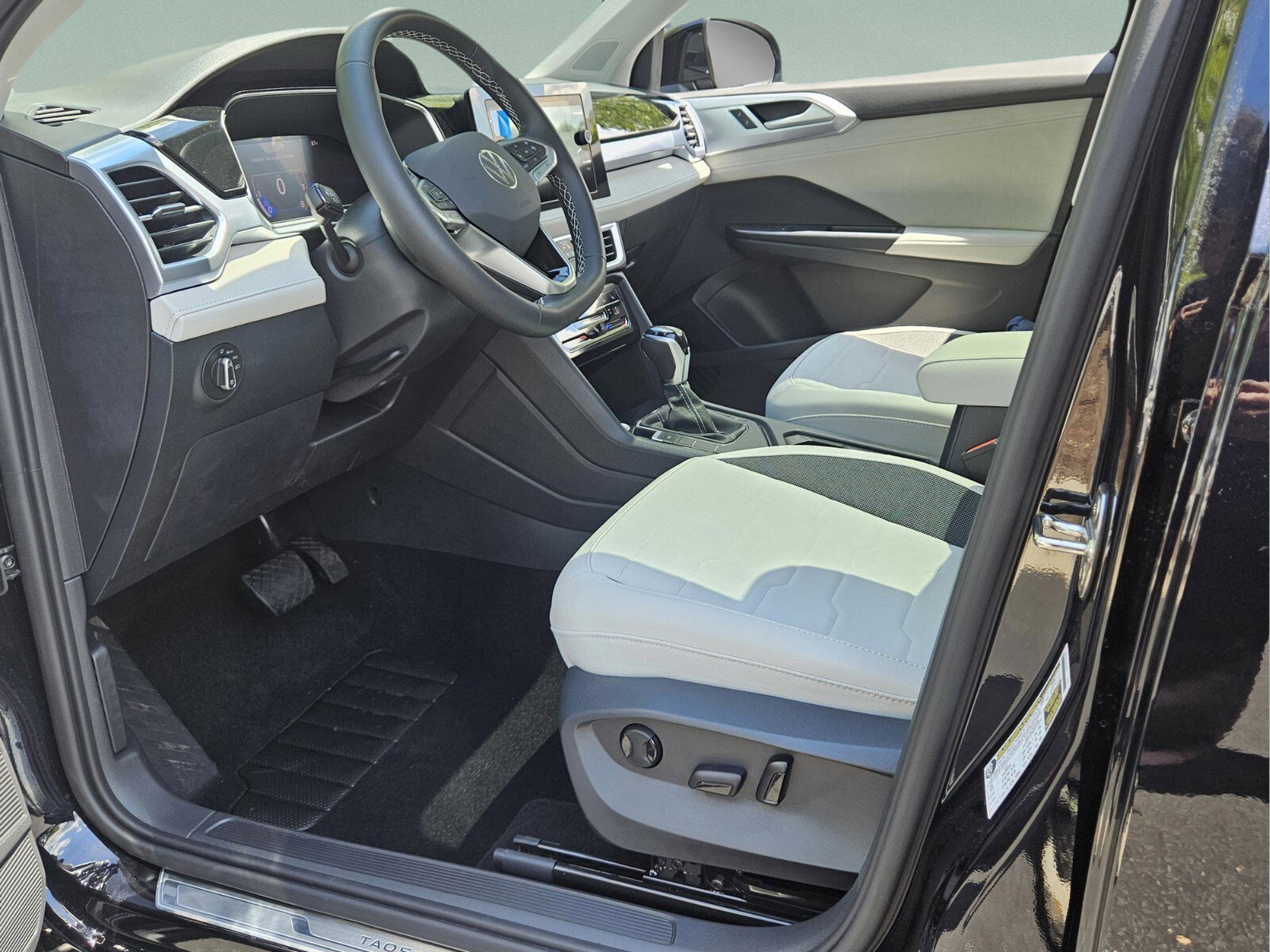 New 2025 Volkswagen Taos SE image 10