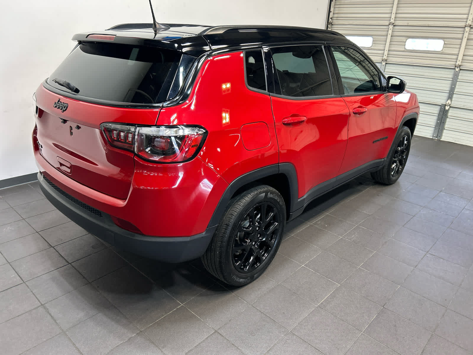 Used 2023 Jeep Compass Latitude AWD/4WD image 3