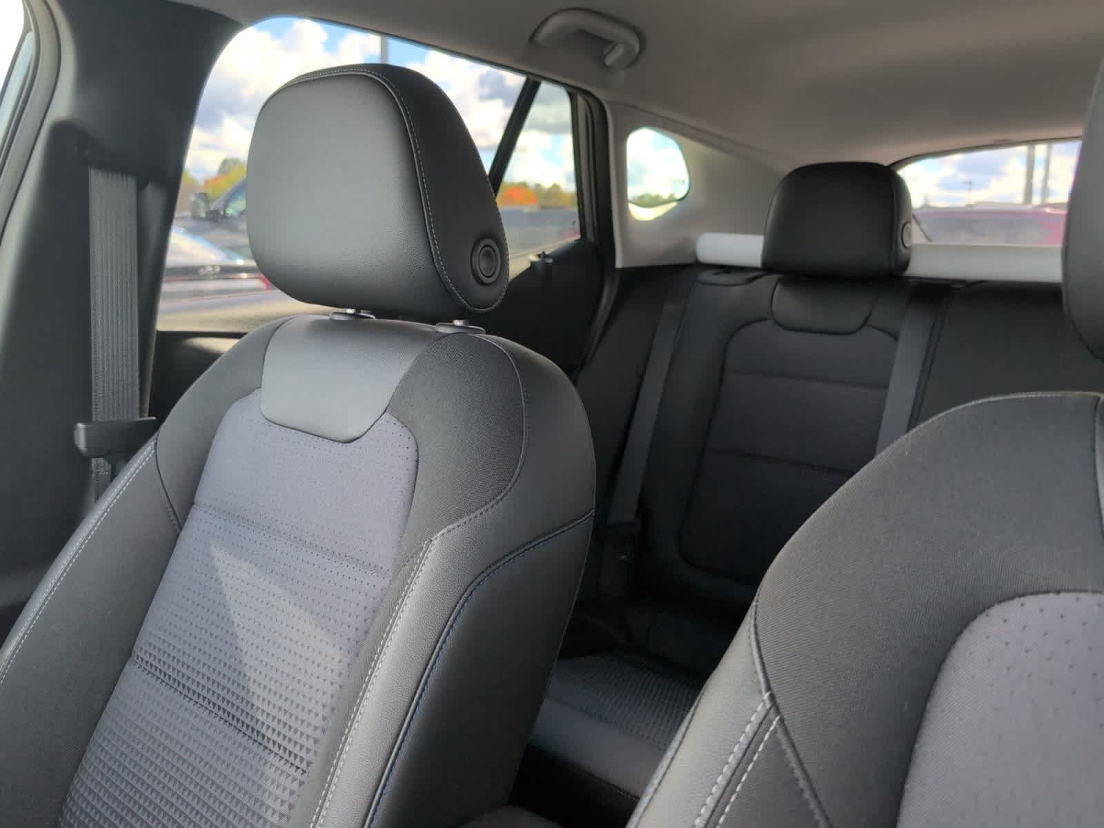 Used 2025 Chevrolet Trax LT FWD image 17