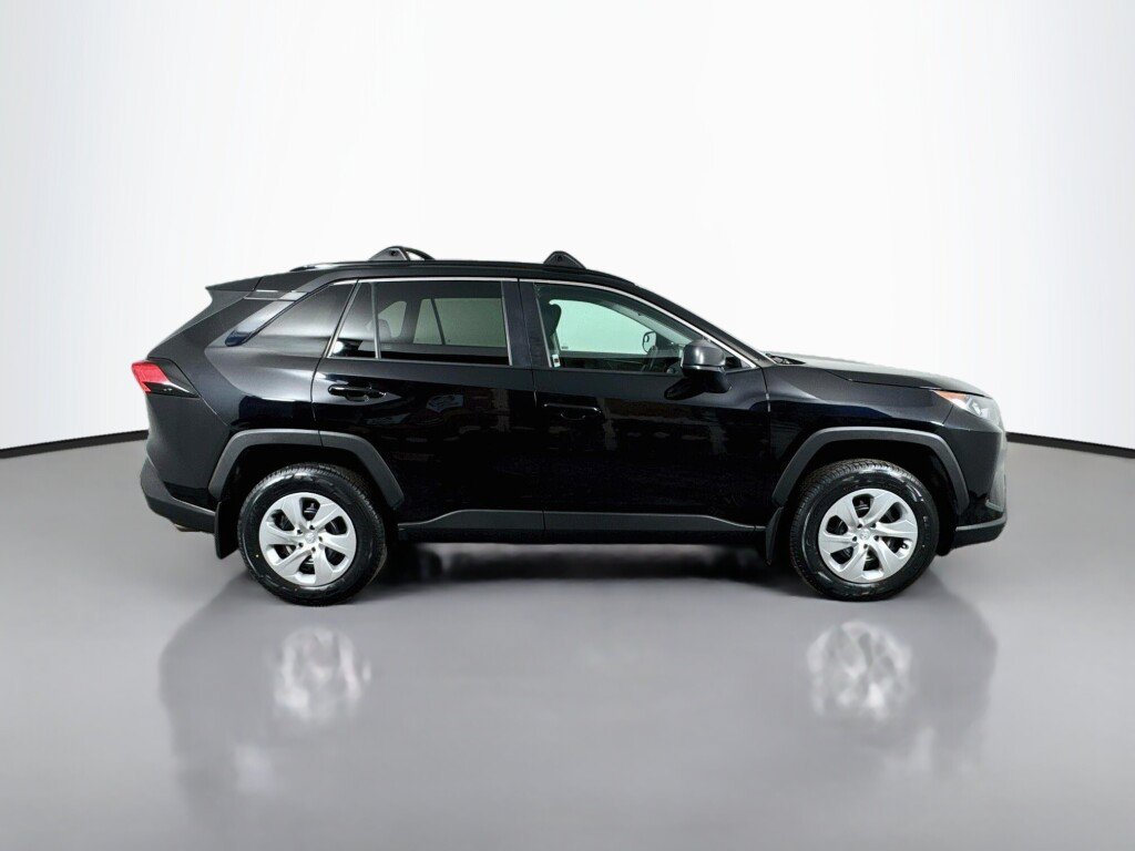 Used 2021 Toyota RAV4 LE FWD image 6