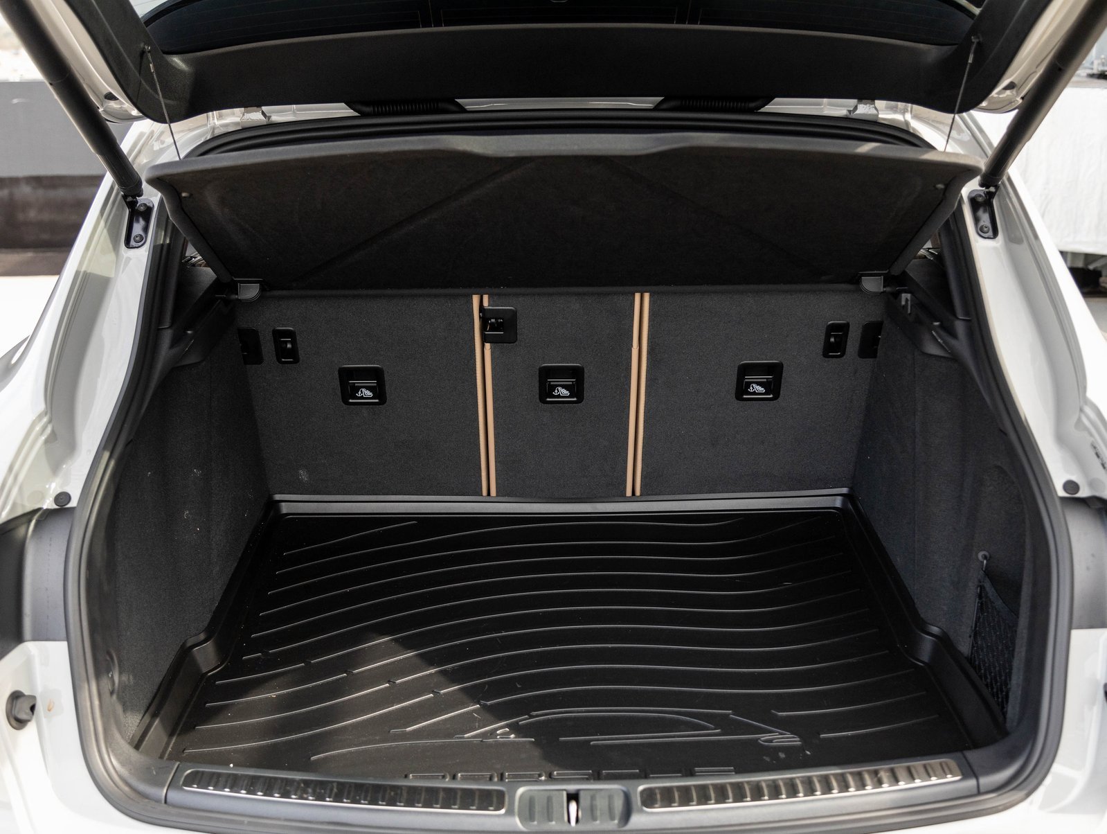 Used 2025 Porsche Macan image 30