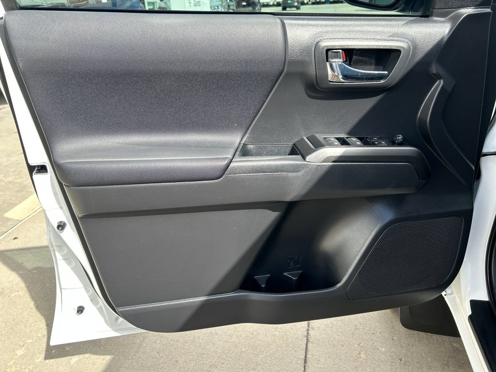 Certified 2022 Toyota Tacoma TRD Off-Road AWD/4WD image 11