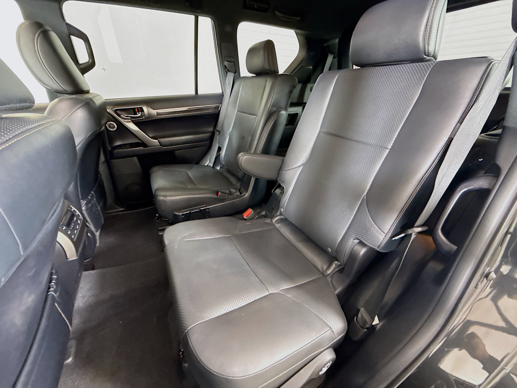 Used 2023 Lexus GX 460 Luxury w/ Sport Design Package AWD/4WD image 23