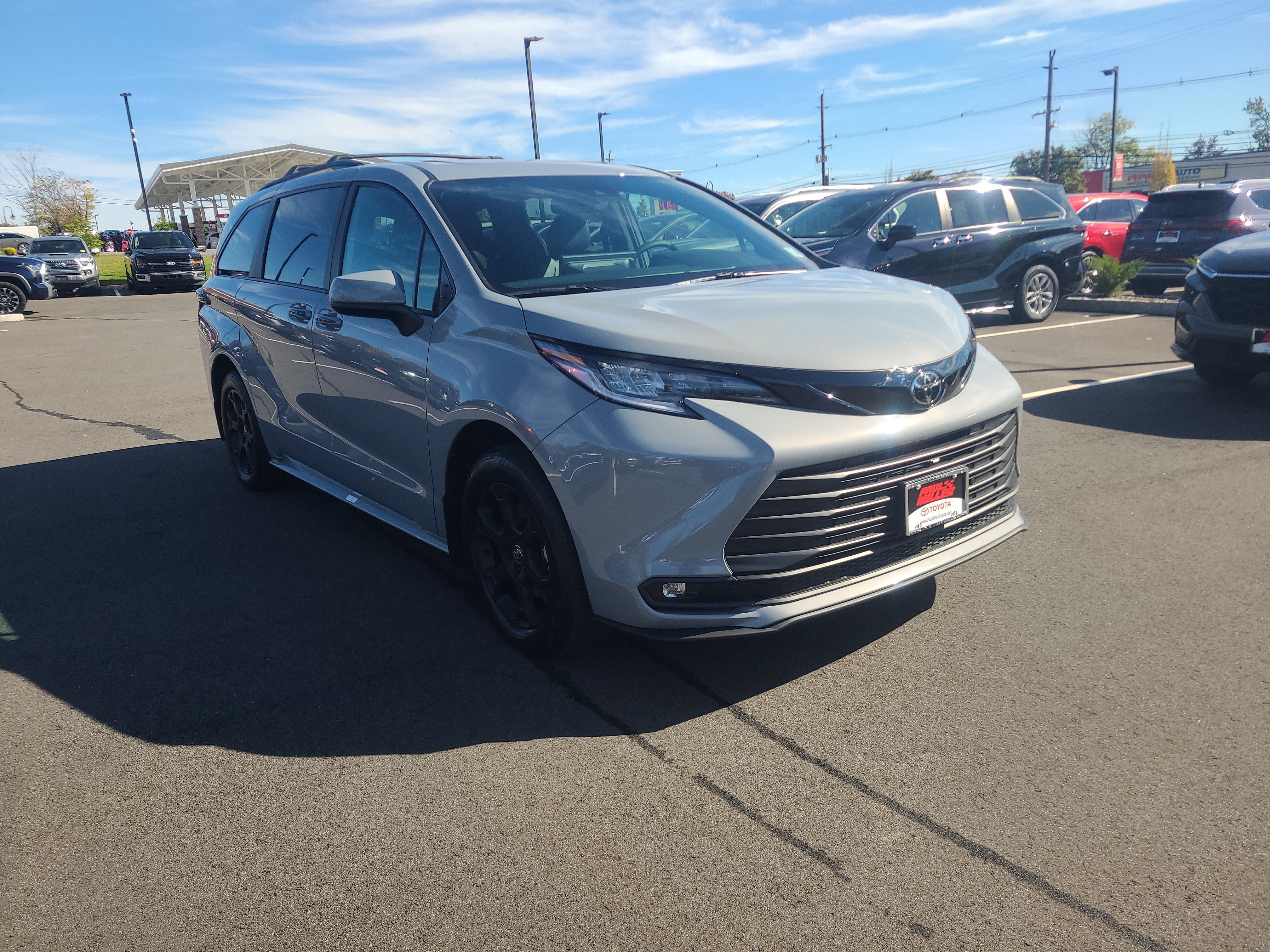 Used 2026 Toyota Sienna XLE Woodland Edition AWD/4WD image 3