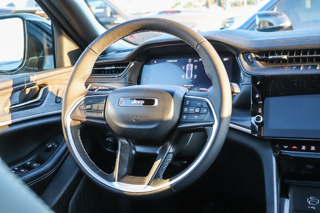 New 2026 Jeep Grand Cherokee Limited AWD/4WD image 17