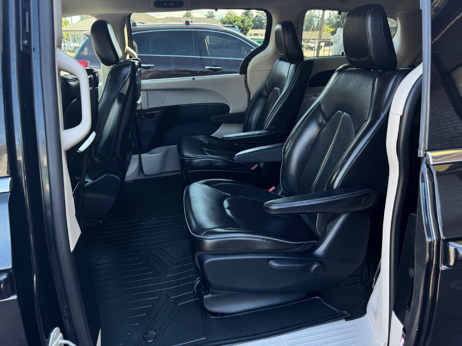 Used 2019 Chrysler Pacifica Limited w/ Advanced Safetytec Group FWD image 14