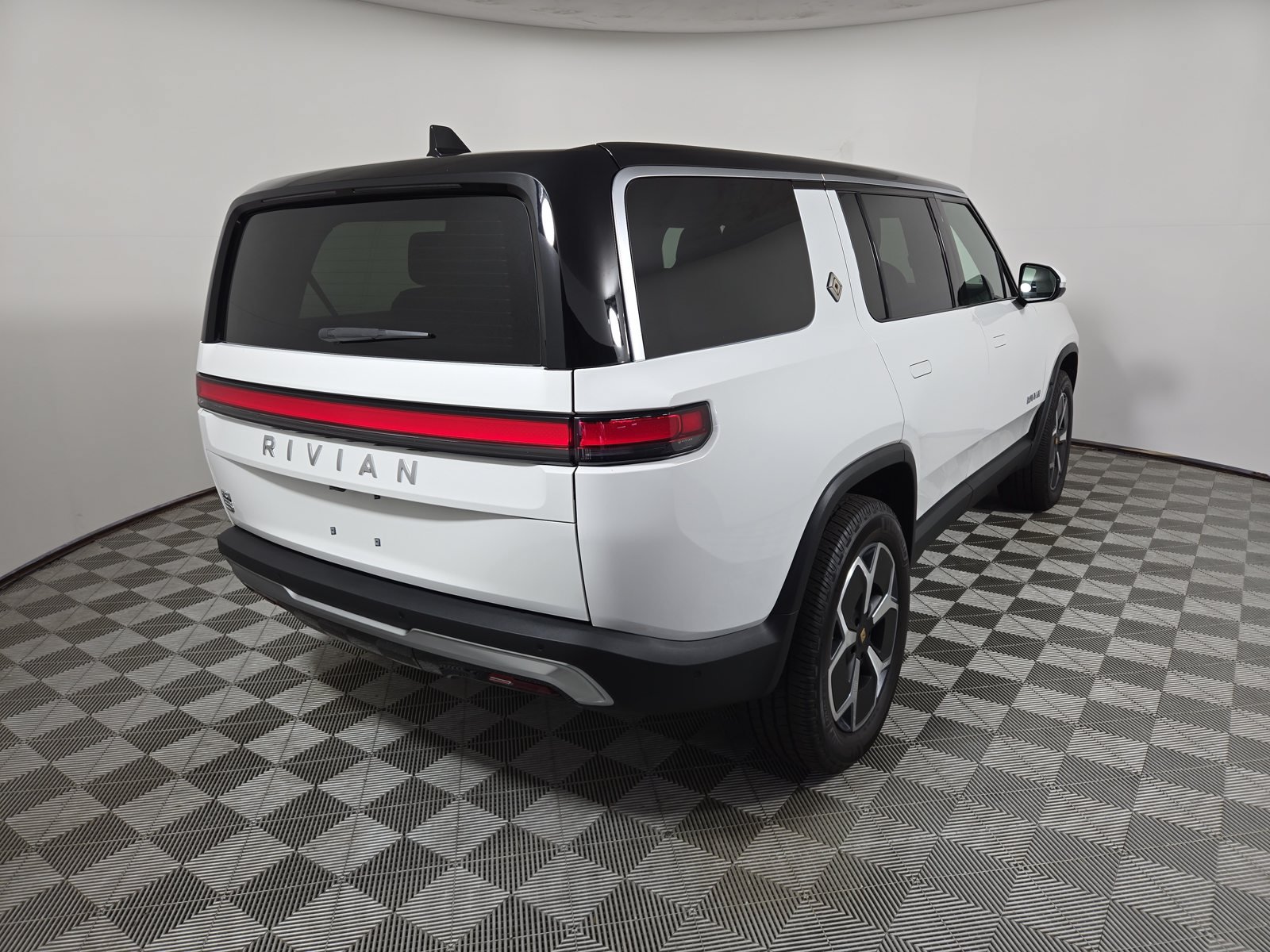 Used 2024 Rivian R1S Adventure Dual AWD/4WD image 5