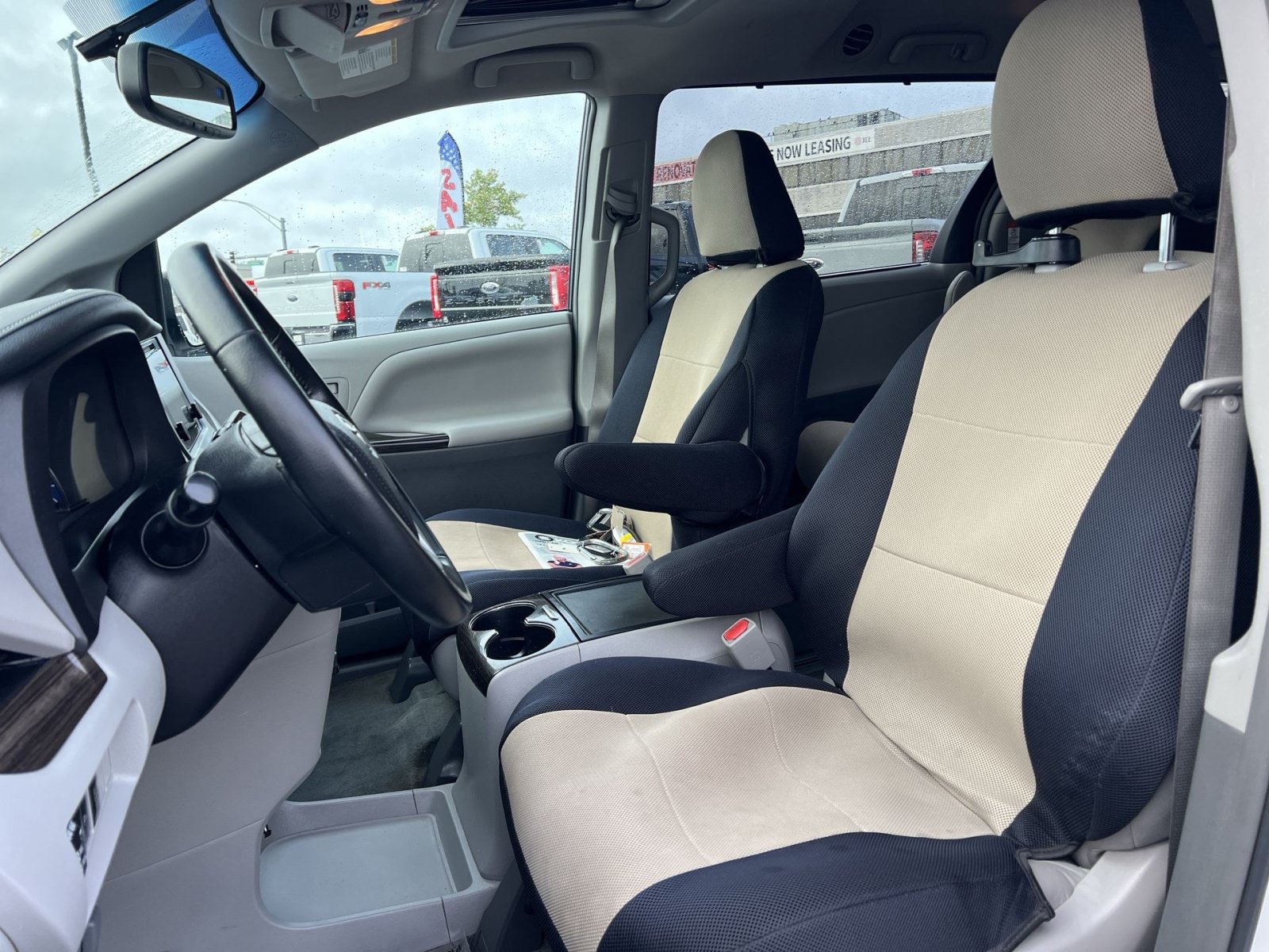 Used 2016 Toyota Sienna XLE w/ XLE Navigation Package FWD image 13