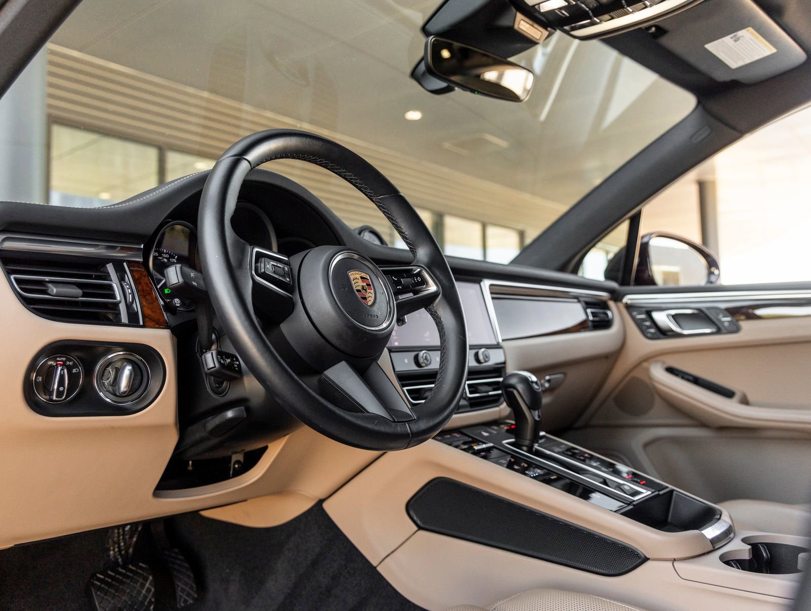Certified 2023 Porsche Macan image 4