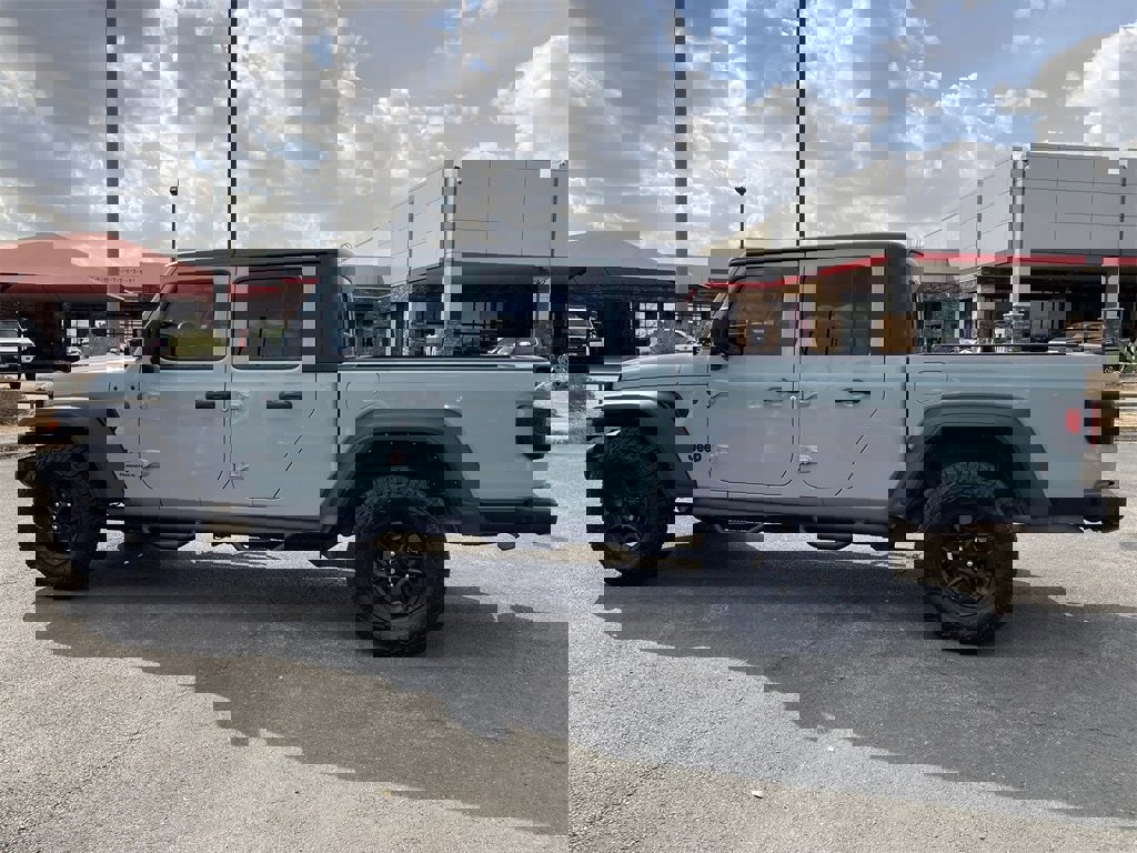 Used 2023 Jeep Gladiator Sport w/ Off Road Group image 8