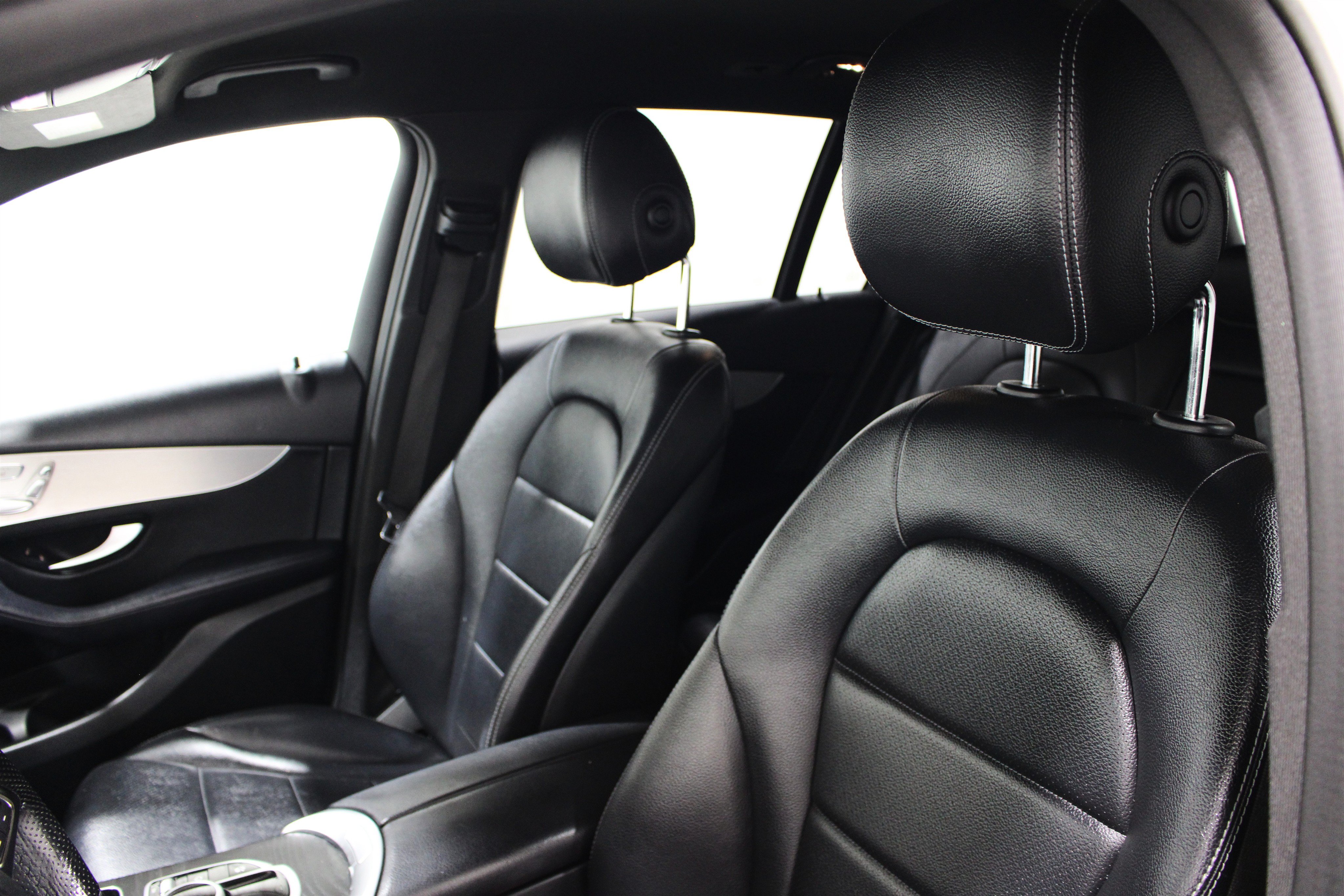 Used 2019 Mercedes-Benz GLC 300 4MATIC image 4