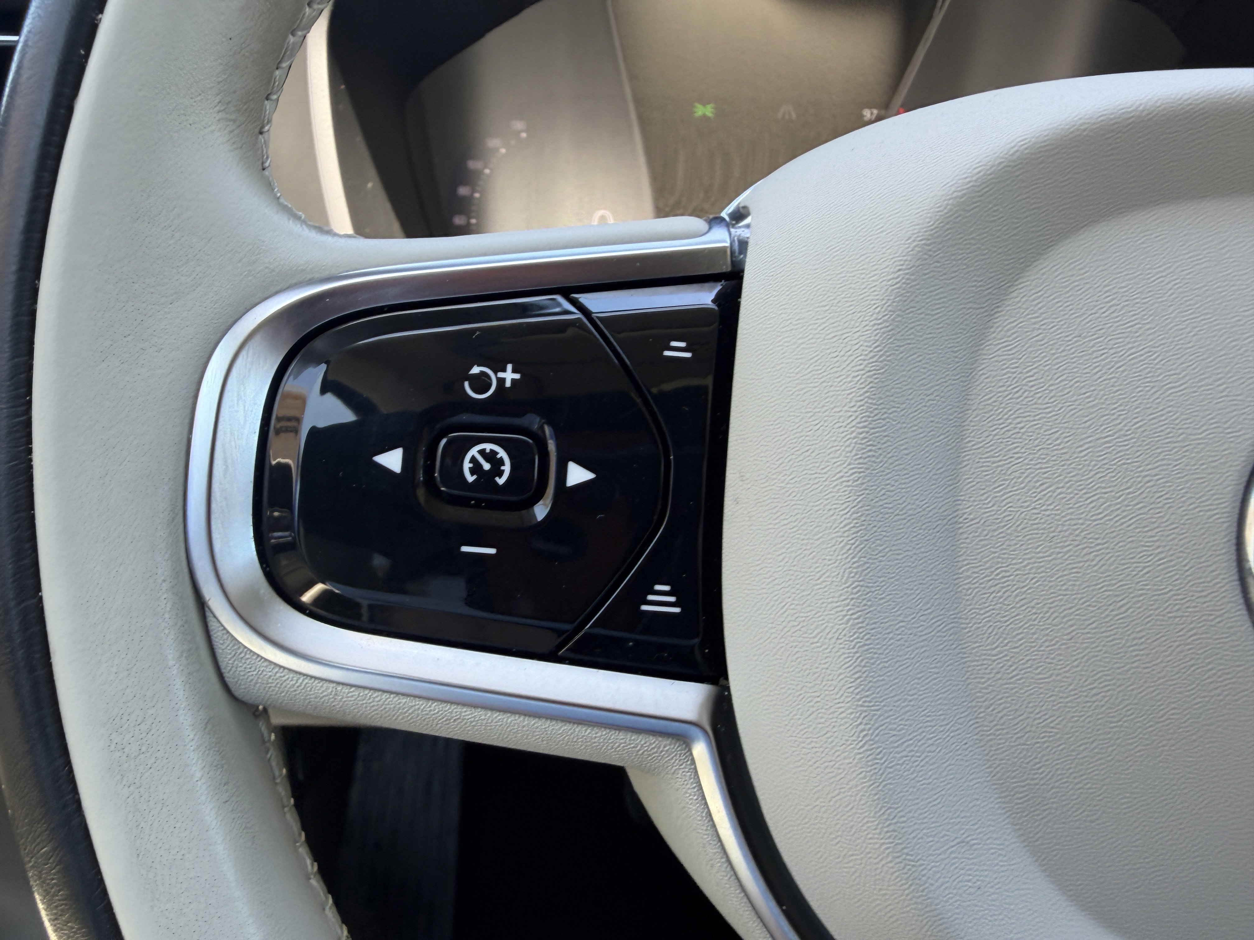 Certified 2023 Volvo XC60 B5 Plus w/ Climate Package FWD image 29