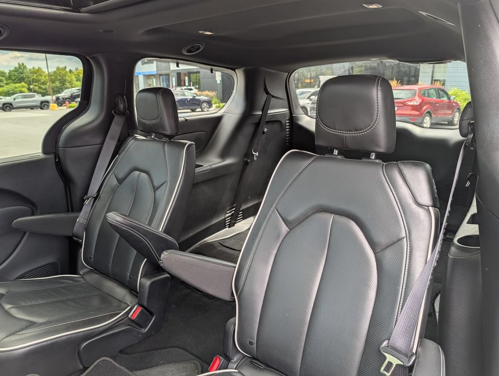 Used 2025 Chrysler Pacifica Limited FWD image 10