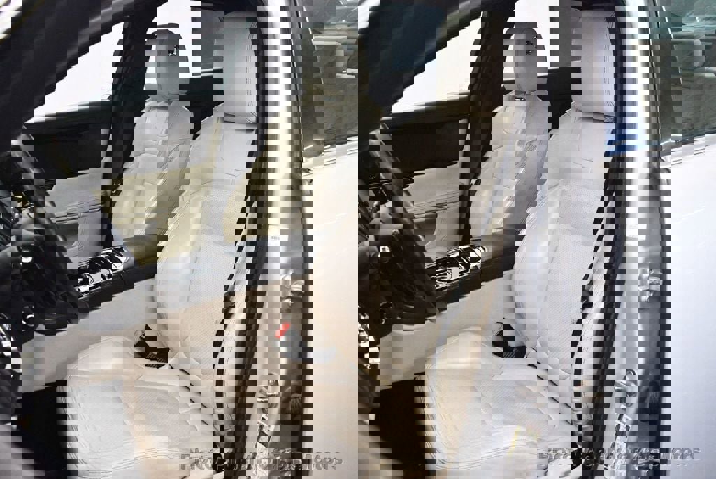 Used 2015 Jaguar XJ image 6