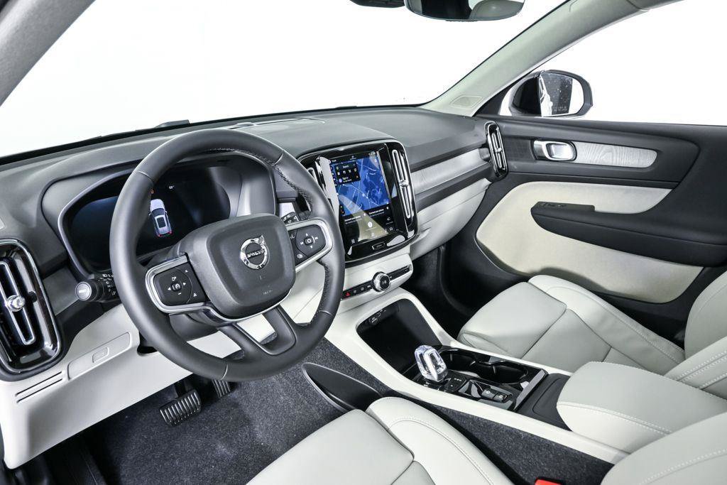 New 2026 Volvo XC40 B5 Plus w/ Protection Package Premier AWD/4WD image 4