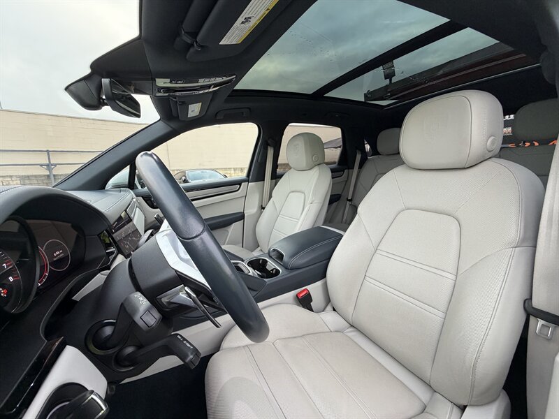 Used 2023 Porsche Cayenne S Platinum w/ Premium Package Plus AWD/4WD image 29