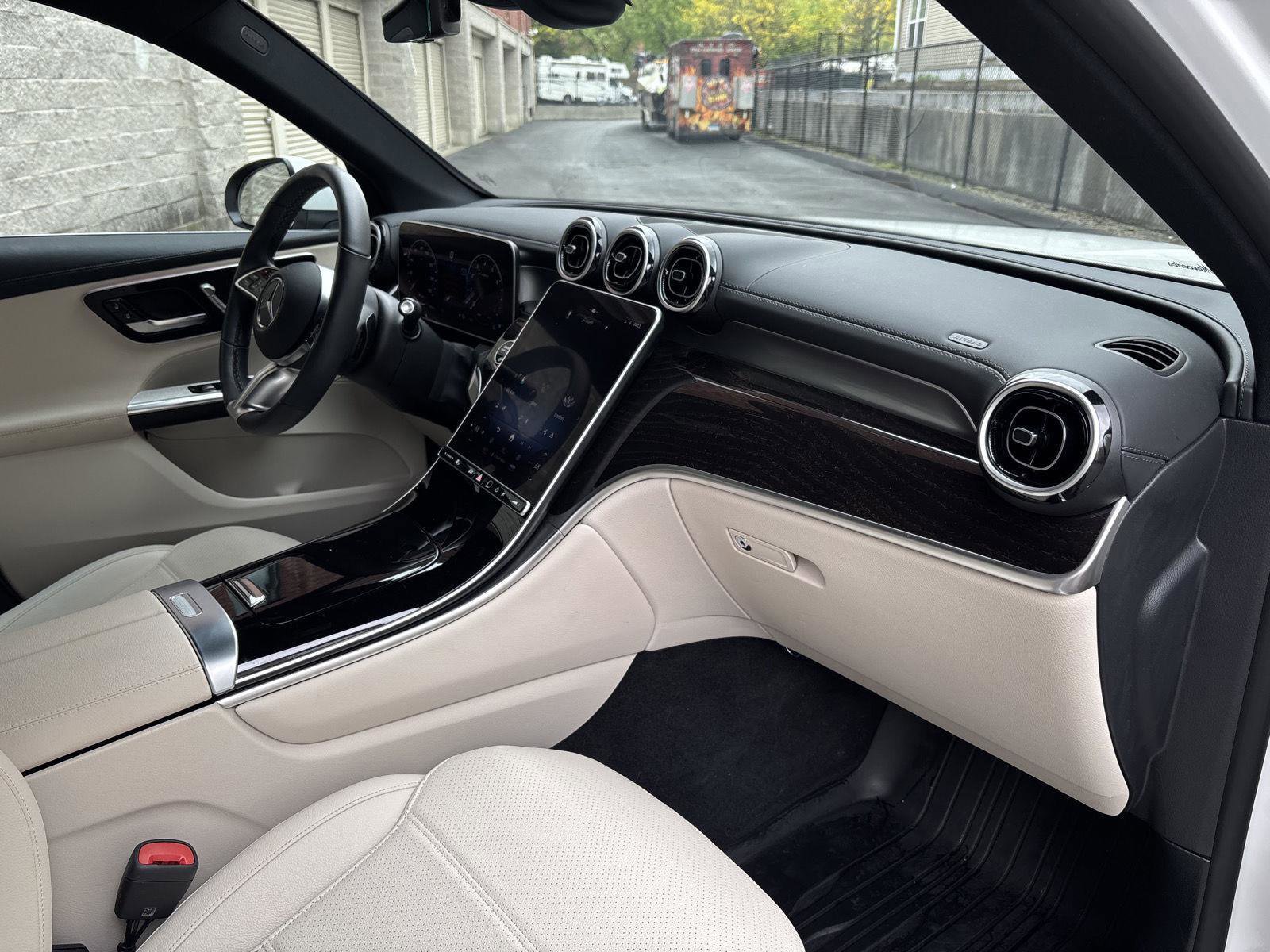 Used 2023 Mercedes-Benz GLC 300 4MATIC image 9