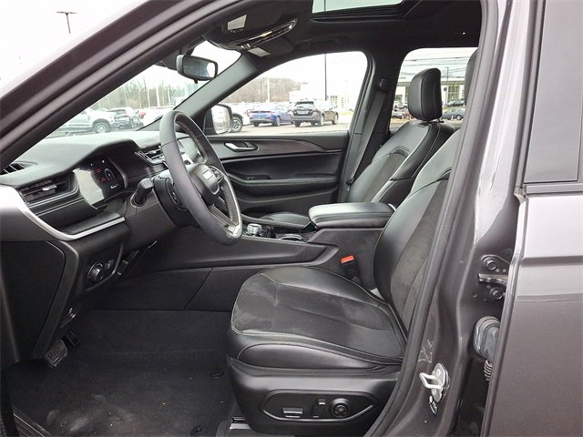 Used 2023 Jeep Grand Cherokee L Laredo image 16