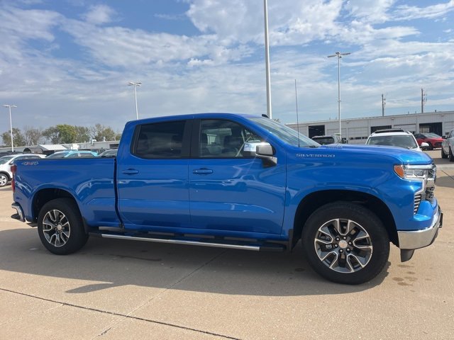 Used 2025 Chevrolet Silverado 1500 LT image 2