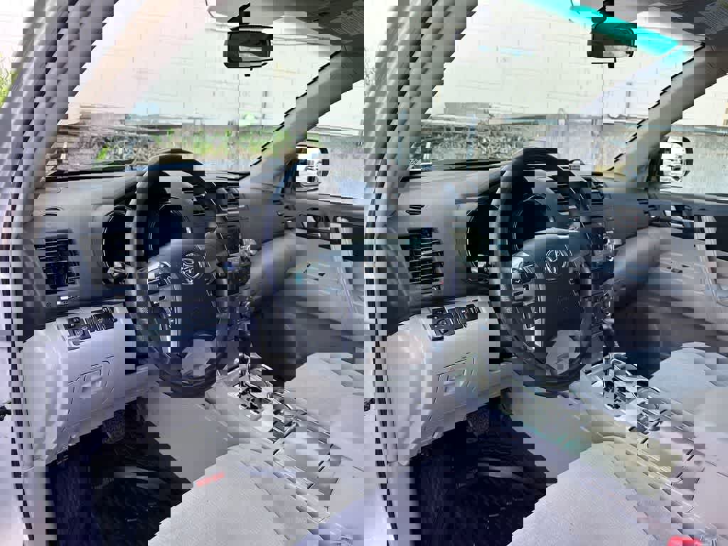 Used 2011 Toyota Highlander 2WD w/ Tech Pkg image 2