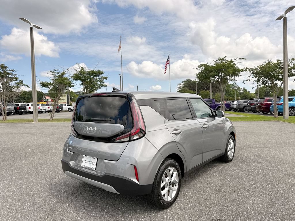Used 2024 Kia Soul LX w/ Option Group 015 FWD image 3