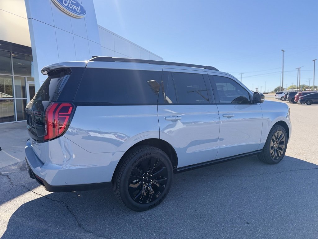 Used 2025 Ford Expedition Platinum w/ Stealth Appearance Package image 5