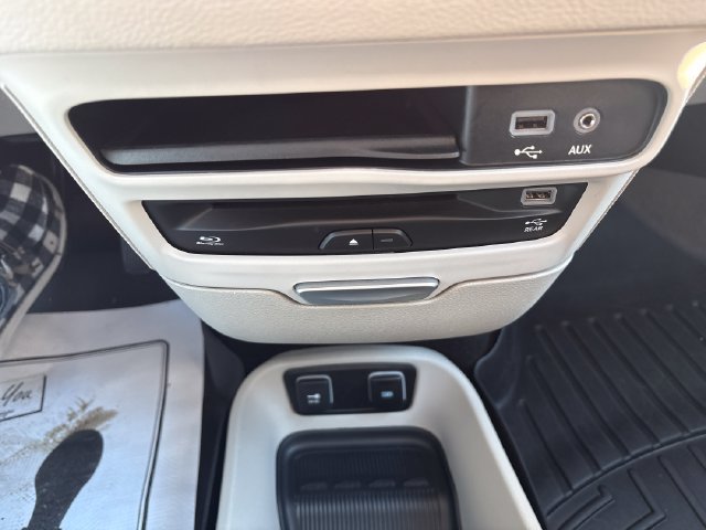 Used 2017 Chrysler Pacifica Limited FWD image 19