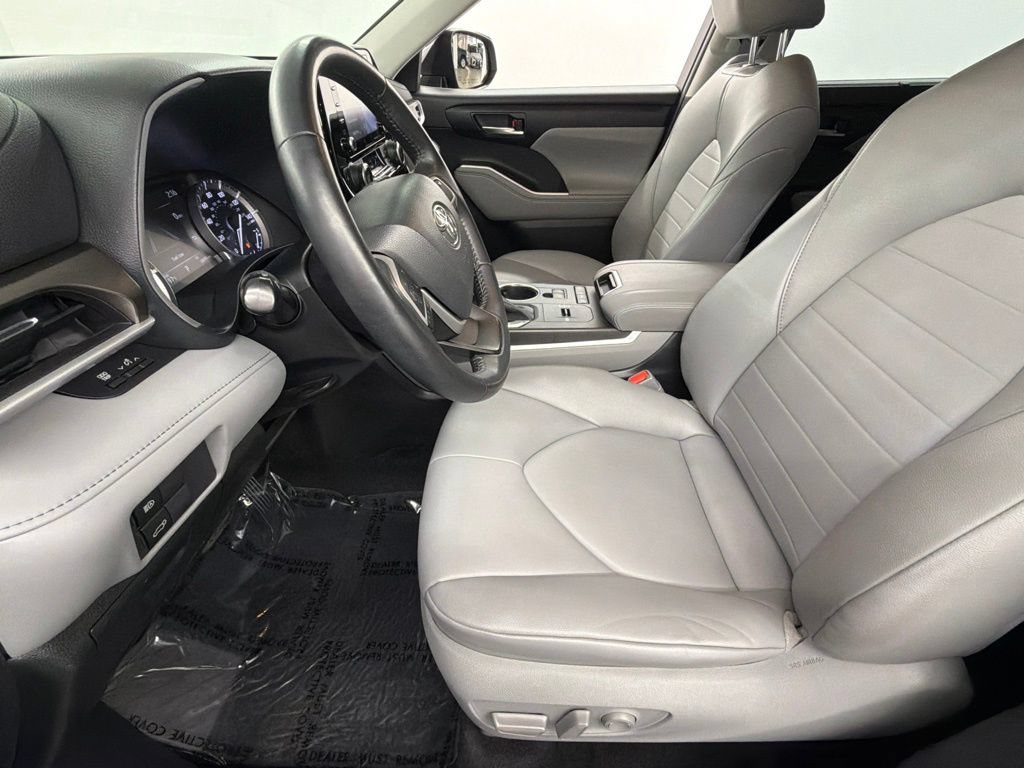 Used 2022 Toyota Highlander XLE FWD image 23