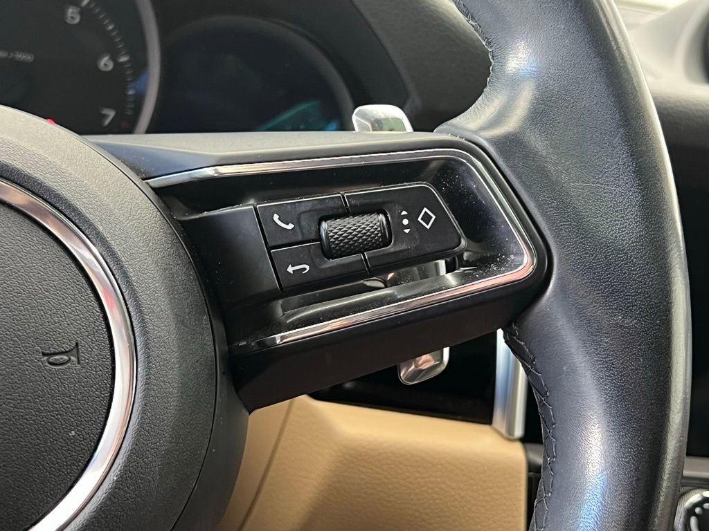 Certified 2022 Porsche Macan image 9