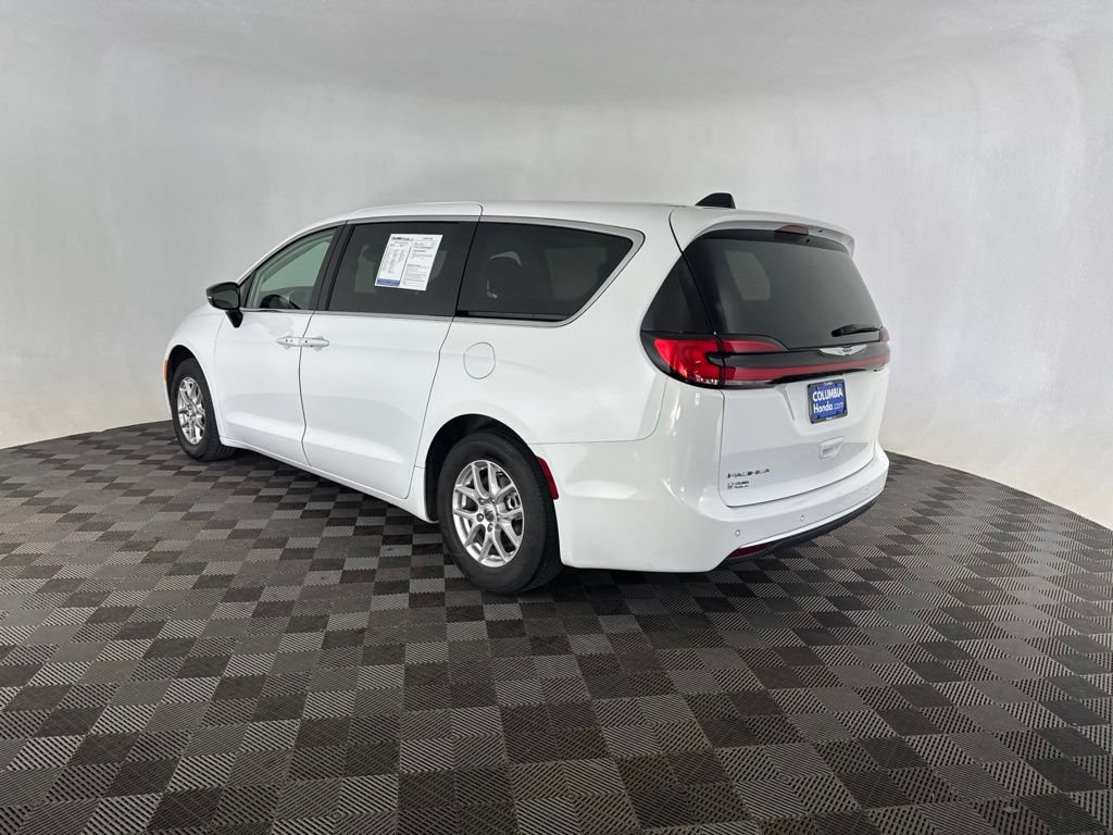 Used 2024 Chrysler Pacifica Touring-L FWD image 7
