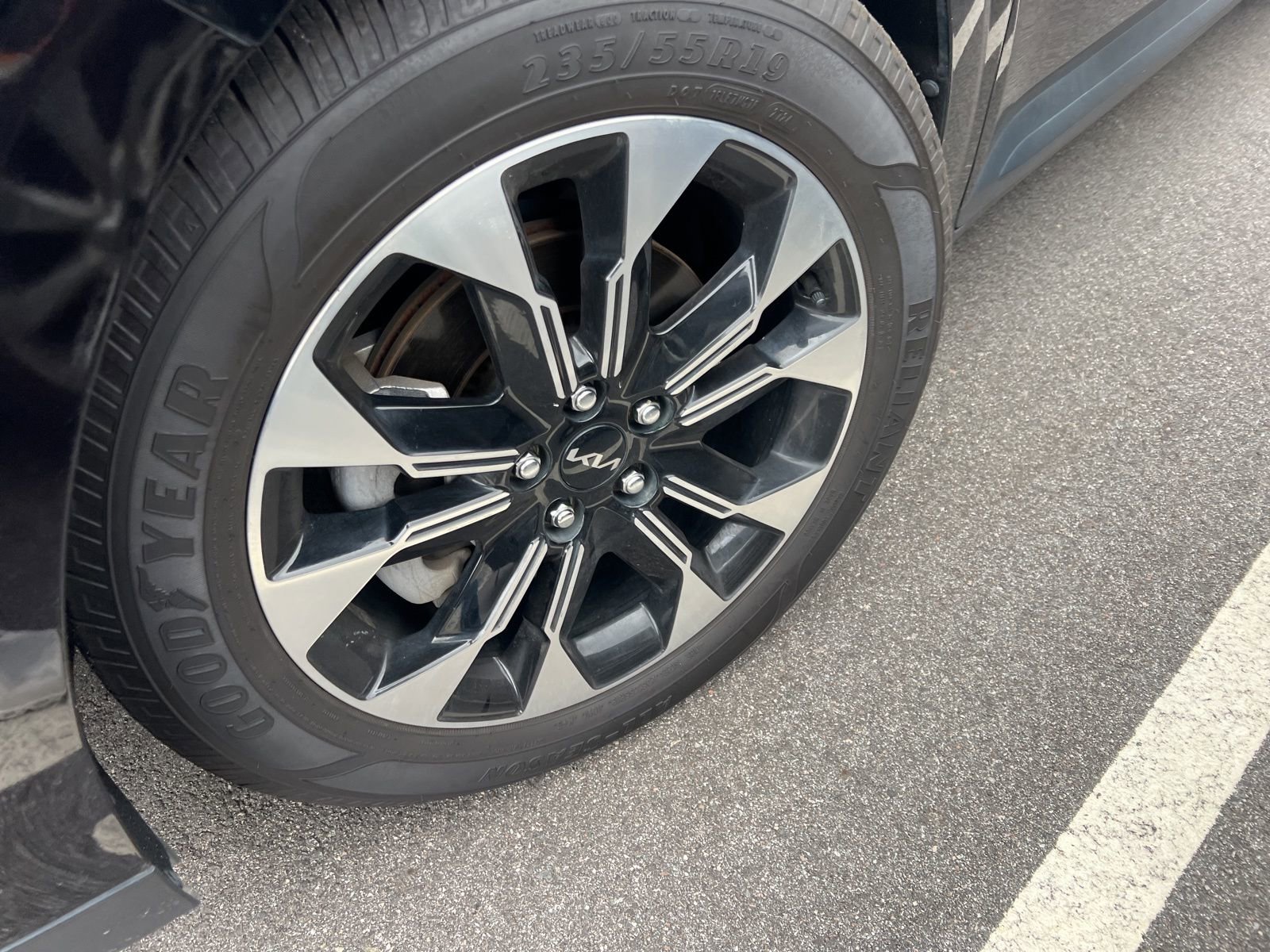 Used 2024 Kia Carnival EX image 4