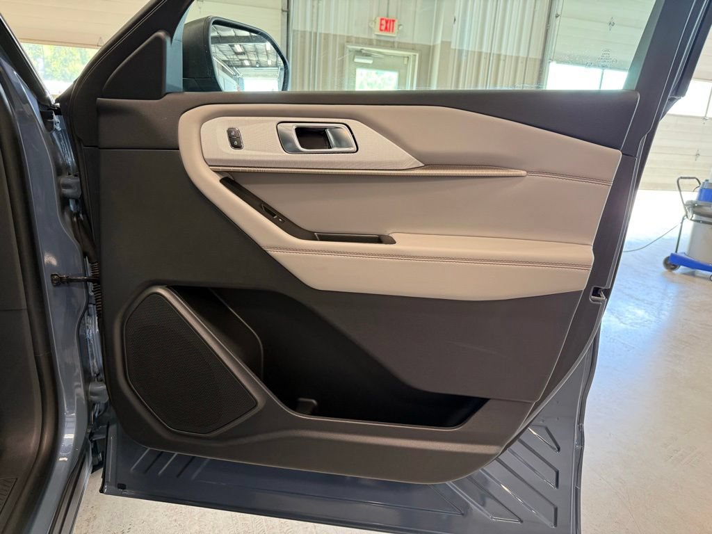 Certified 2025 Ford Explorer Active w/ Active Comfort Package AWD/4WD image 39