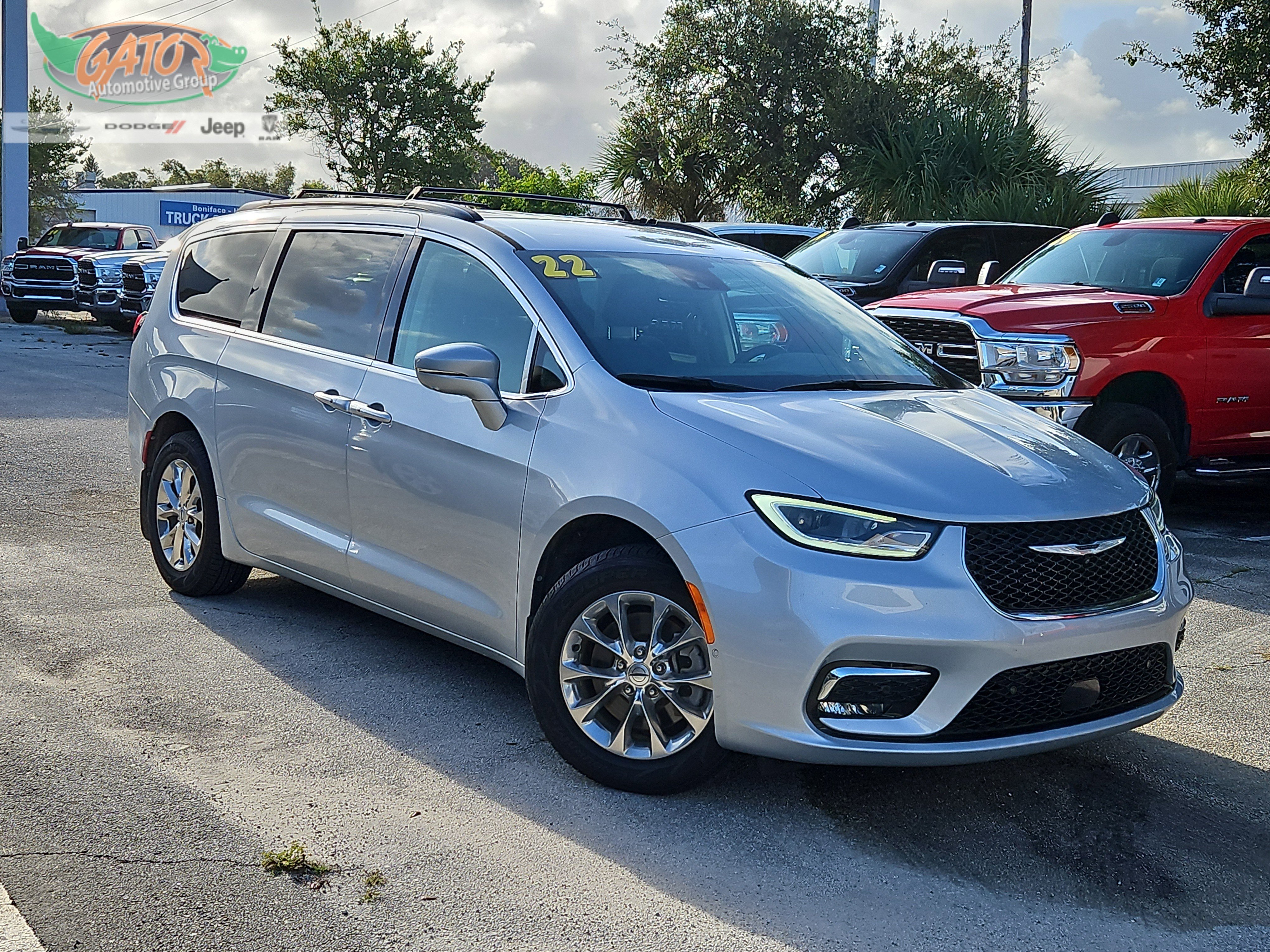 Used 2022 Chrysler Pacifica Touring-L w/ Uconnect Theater Family Group