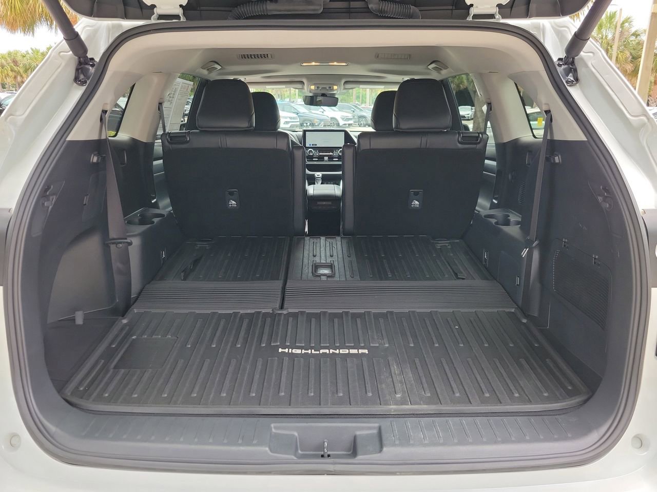 Used 2025 Toyota Highlander XLE FWD image 8