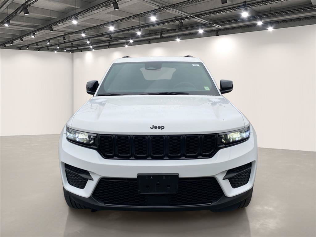 Used 2023 Jeep Grand Cherokee Altitude AWD/4WD image 2