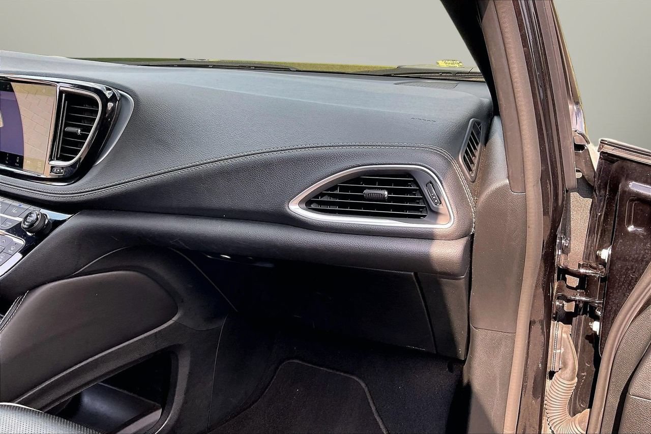 Used 2025 Chrysler Pacifica Limited FWD image 21