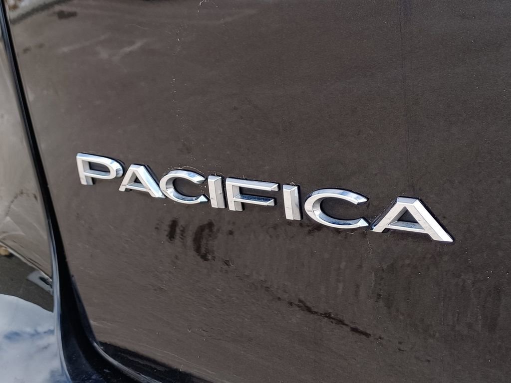 Used 2023 Chrysler Pacifica Touring-L FWD image 6