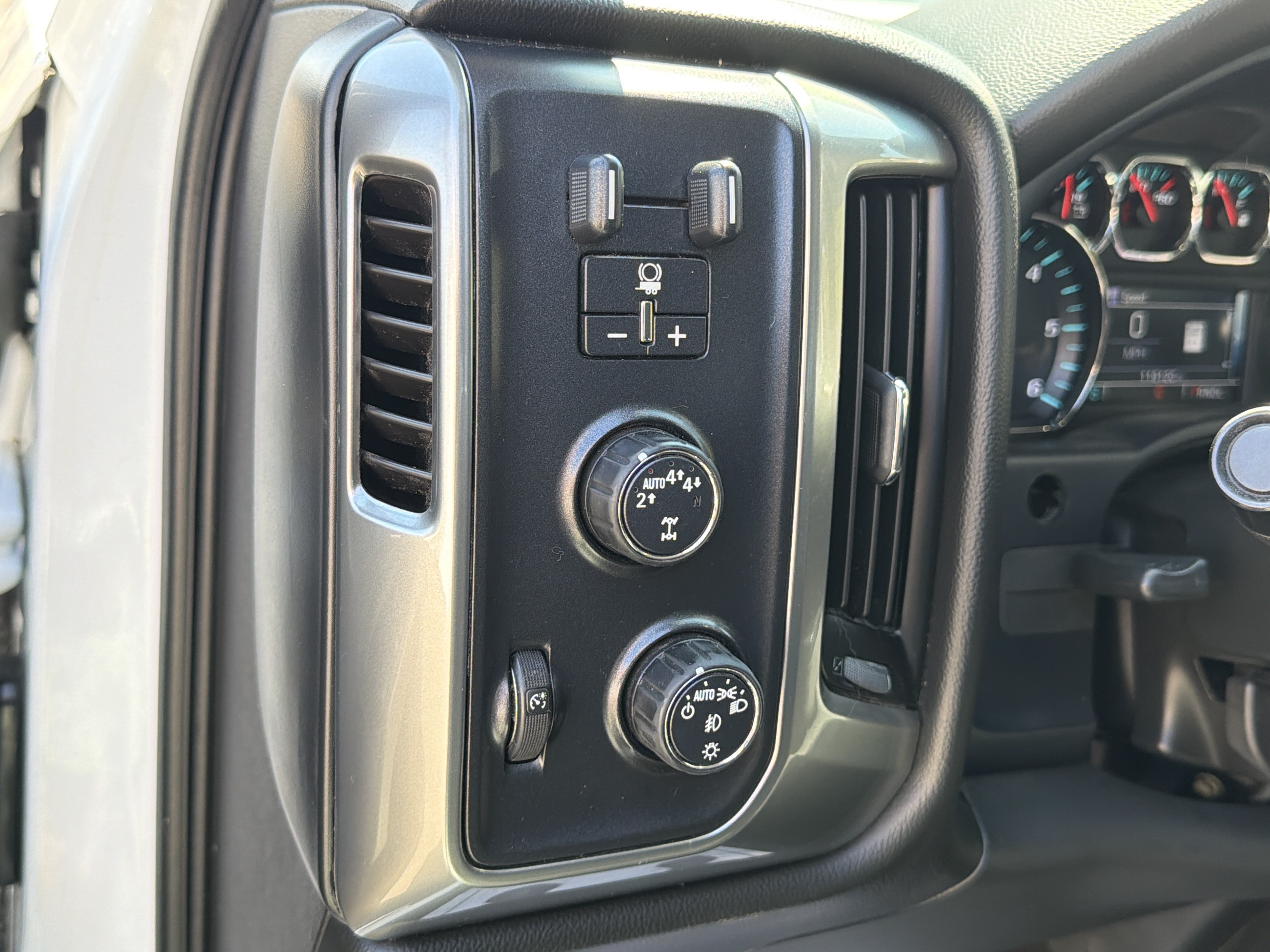 Used 2018 Chevrolet Silverado 1500 LT w/ All Star Edition AWD/4WD image 13