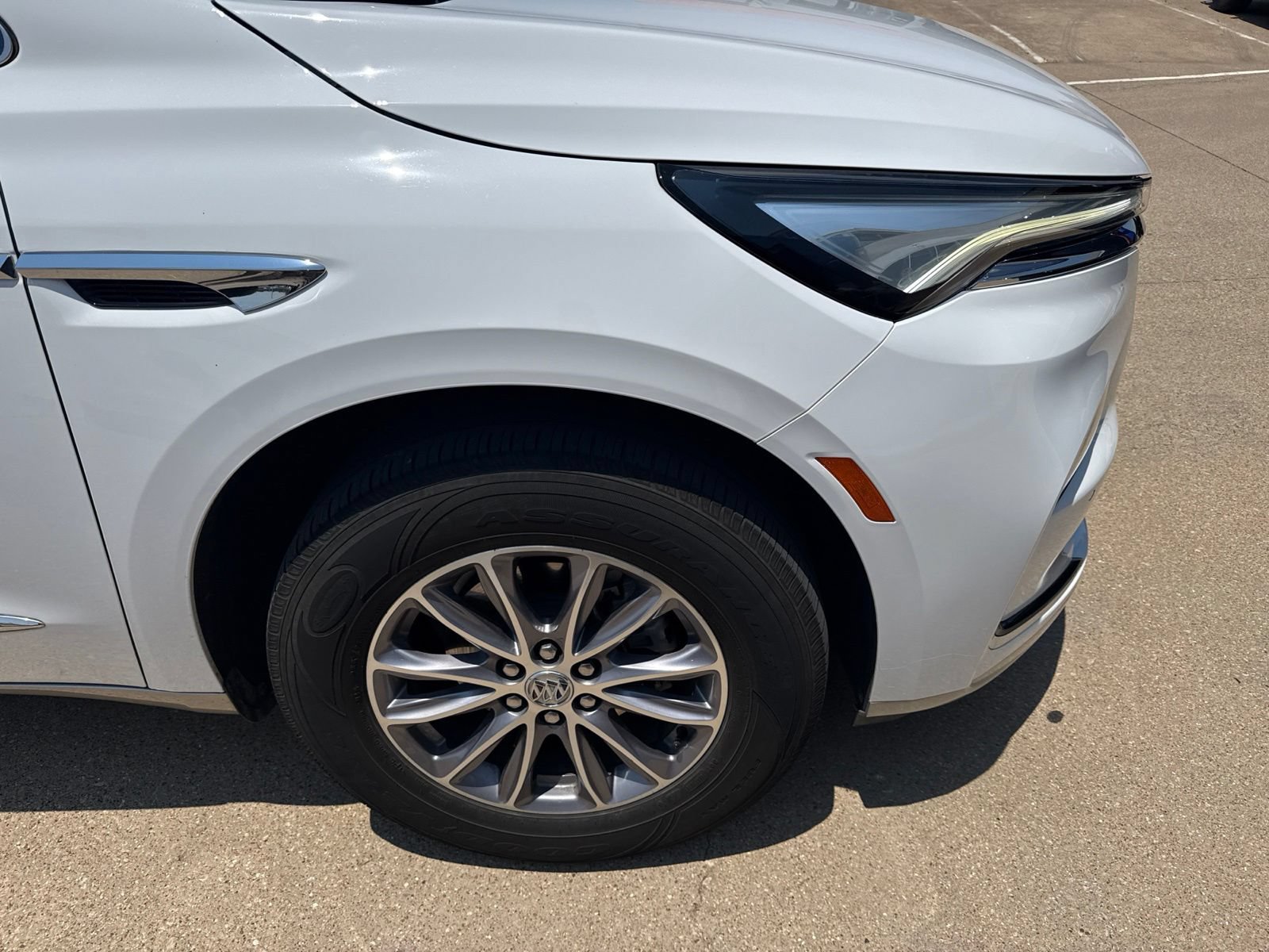 Used 2024 Buick Enclave Essence FWD image 4