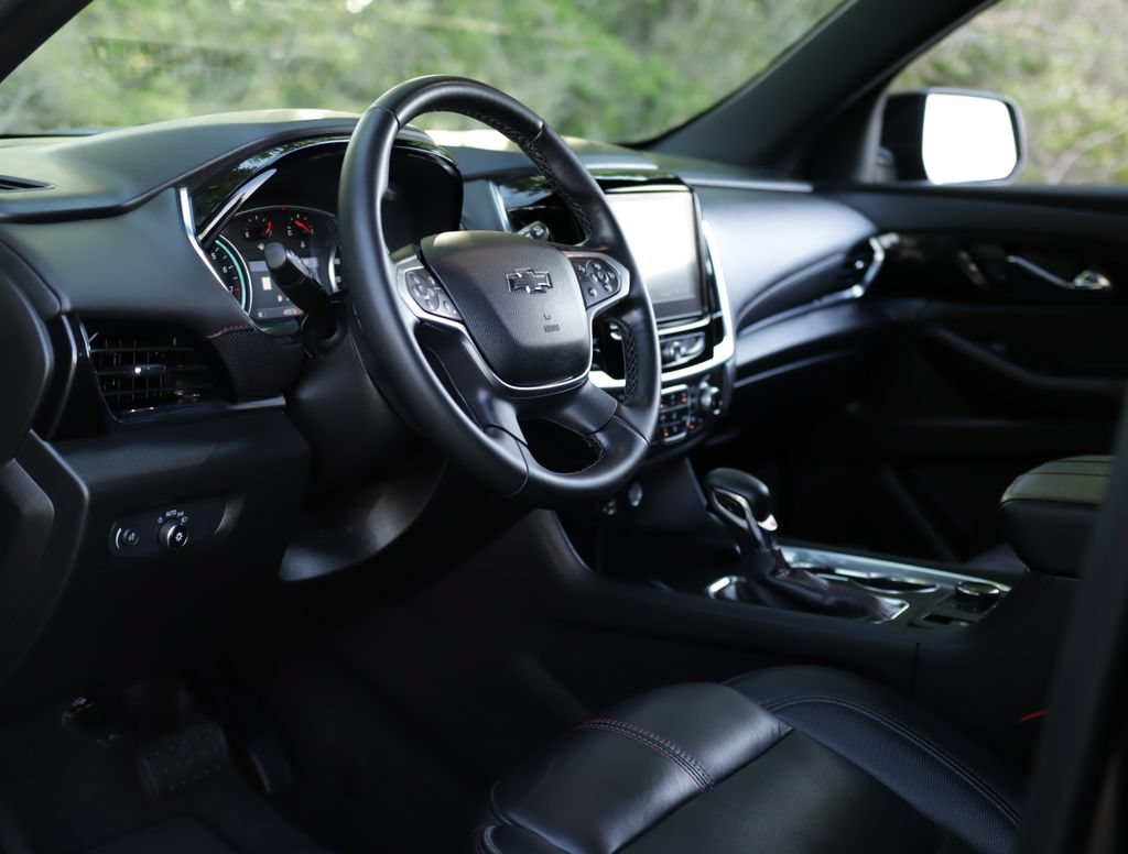 Used 2023 Chevrolet Traverse RS FWD image 9