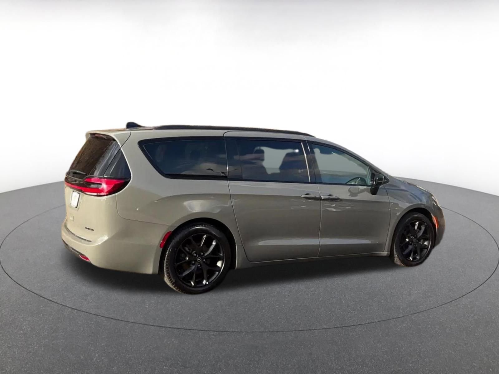 Used 2025 Chrysler Pacifica Limited image 15