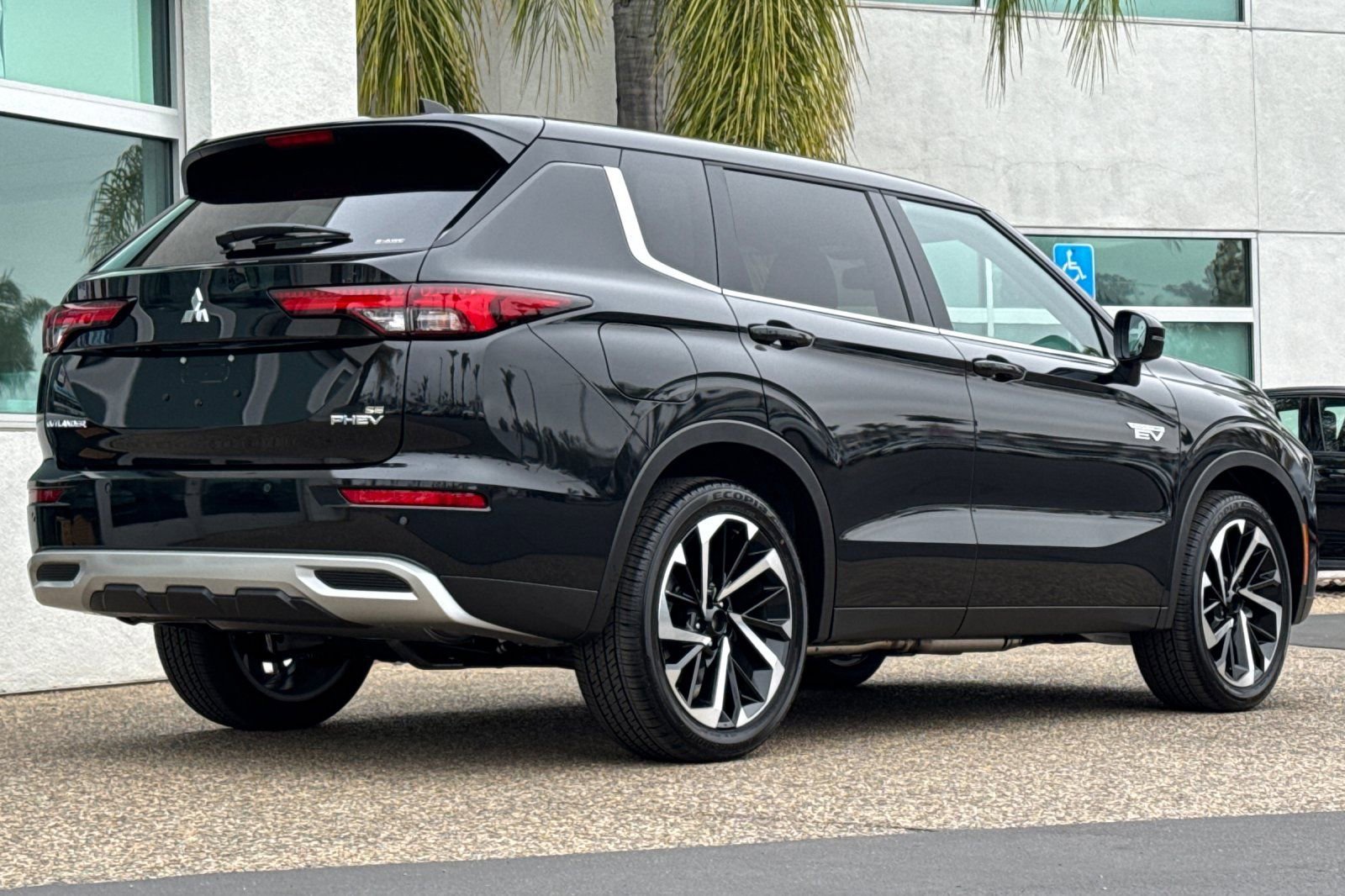 New 2025 Mitsubishi Outlander SE image 4