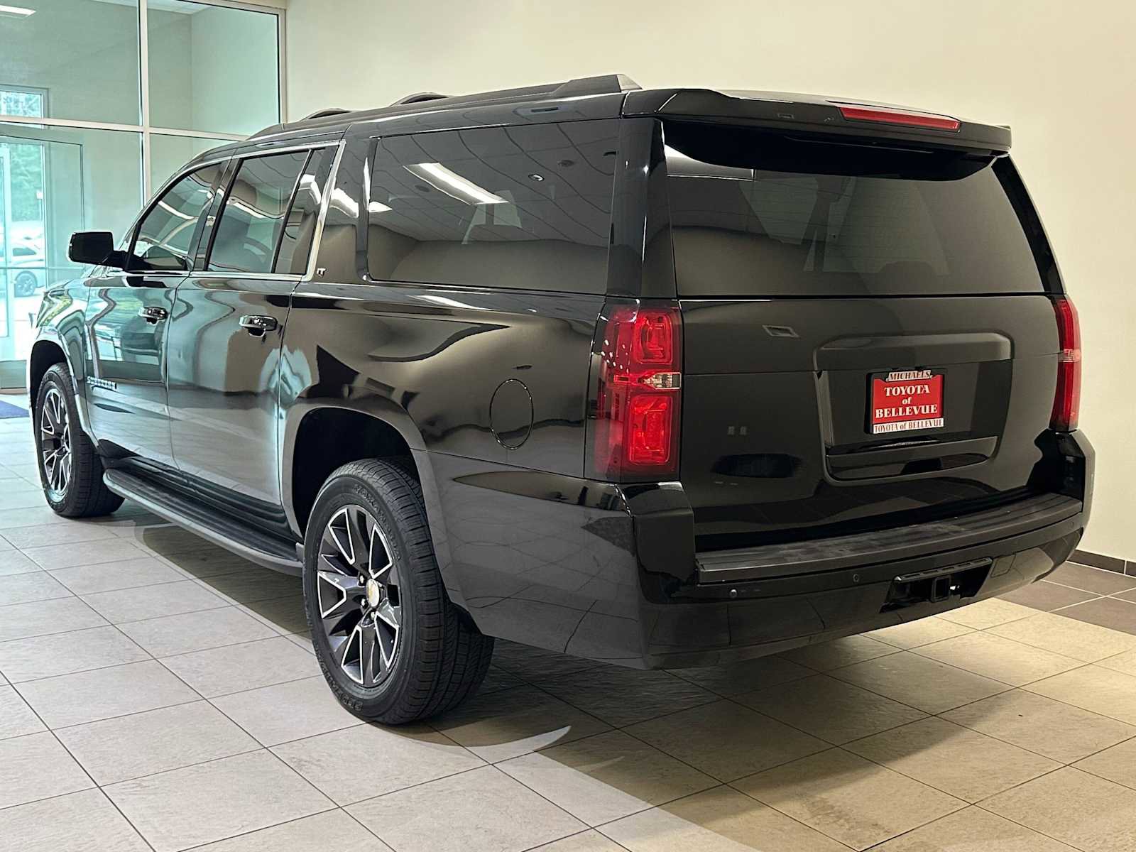 Used 2015 Chevrolet Suburban LT w/ Luxury Package AWD/4WD image 4